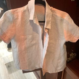 Never worn 100% linen shirt. Great for a Hamptons get away or a meeting!
